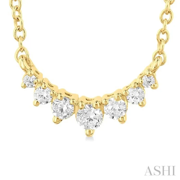 1/8 Ctw Graduated Diamond Smile Necklace in 10K Yellow Gold