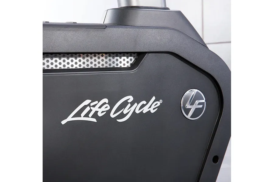 Life Fitness Club Series   (Plus) Upright Lifecycle Bike w/ Discover SE3 Console (DEMO) (🎁HOLIDAY SALE)