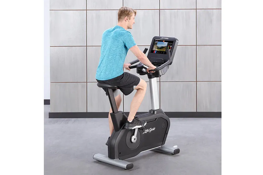 Life Fitness Club Series   (Plus) Upright Lifecycle Bike w/ Discover SE3 Console (DEMO) (🎁HOLIDAY SALE)